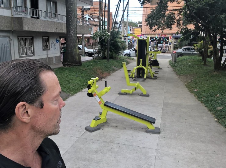 Free gym equipment? I love you, Medellin!